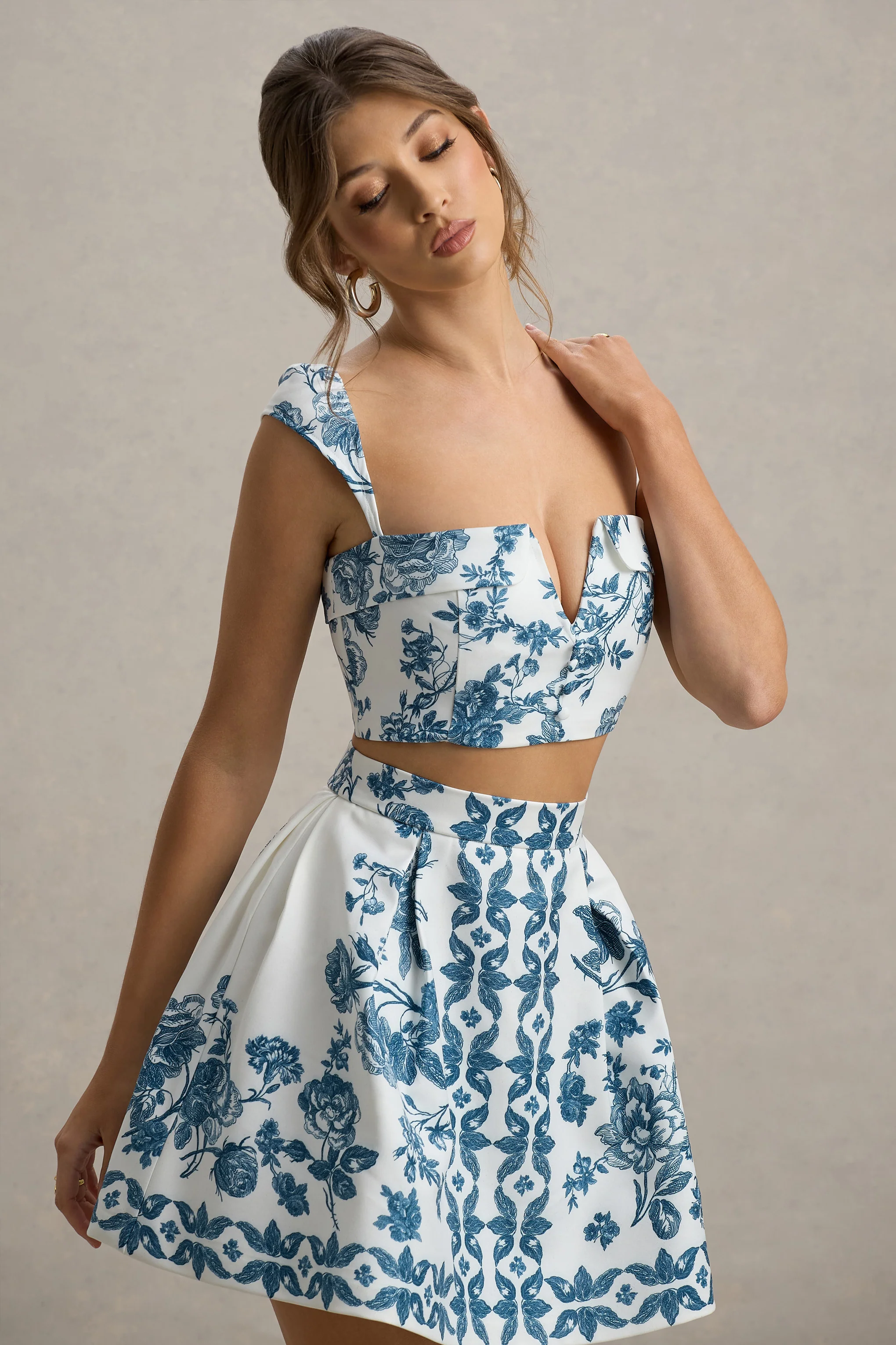 21556-modella-blue-porcelain-print-skater-mini-skirt-1.webp